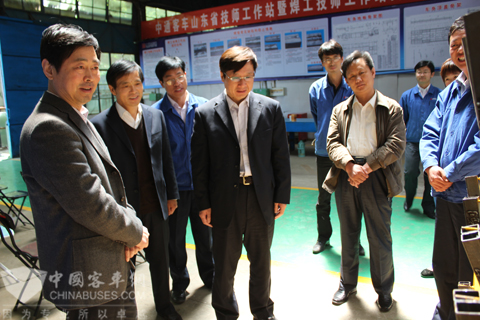 仪式后领导参观工作站