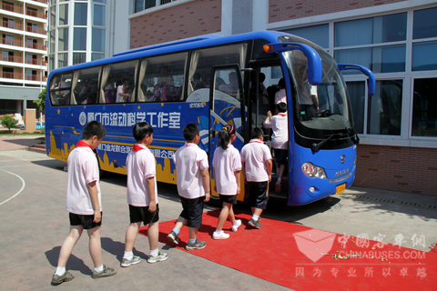 同学们有序上车体验“流动科学工作室”