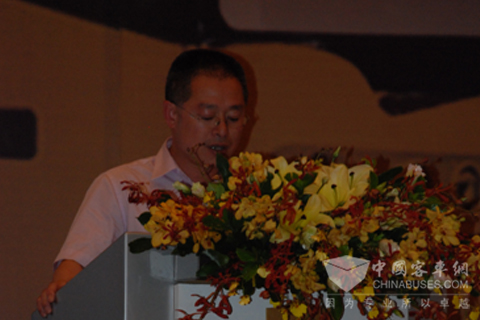青年客车销售总监叶银洪先生致开幕辞
