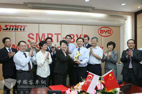 比亚迪新加坡公交系统运营商SMRT 公司签订谅解备忘录