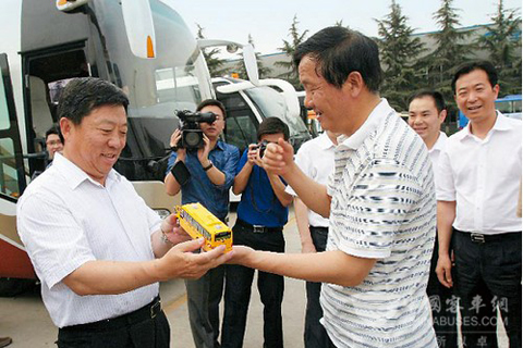 宇通客车总裁汤玉祥向高宏峰副部长赠送宇通校车模型