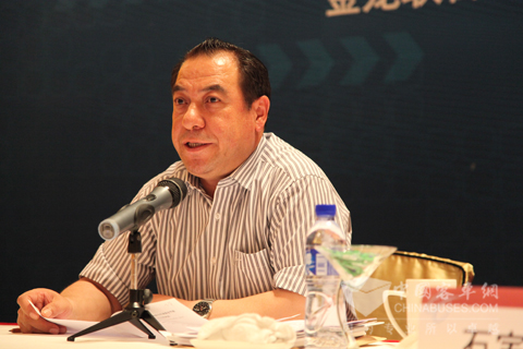 新疆维吾尔自治区道路运输管理局党委副书记伊力哈木•阿不来提作总结讲话