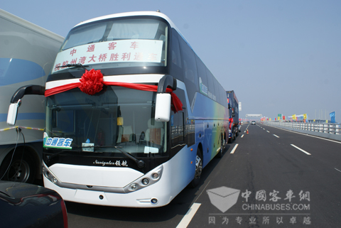 中通领航作为依仗车型率先通过胶州湾大桥