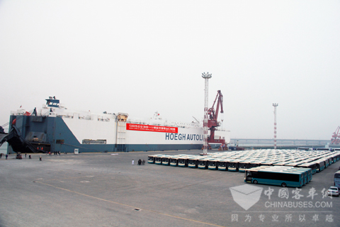 2011年4月，172辆金龙公交客车装船运往马耳他，开创中国客车企业携手世界顶级交通运营商的历史