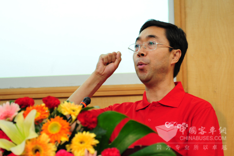 中通客车副总经理宓保伦带领全体员工庄严宣誓