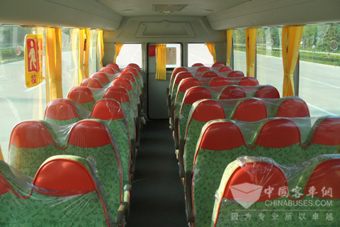 LCK6800DX的大容量空间设计:40+1+2,其中2个照管人座椅,1个司机座椅