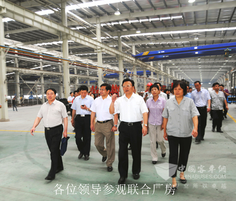 领导参观扬子江联合厂房