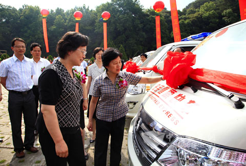 全国妇联副主席、书记处书记、中国妇女发展基金会副理事长甄砚和福建省委常委、副省长、省妇儿工委主任陈桦在金旅海狮车前