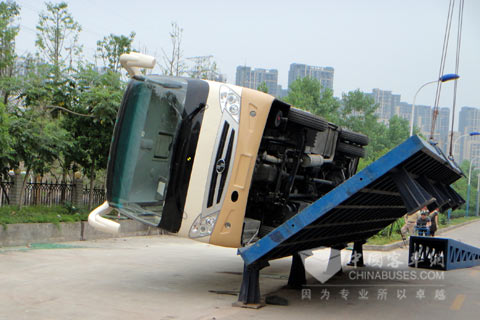 整车翻转试验现场