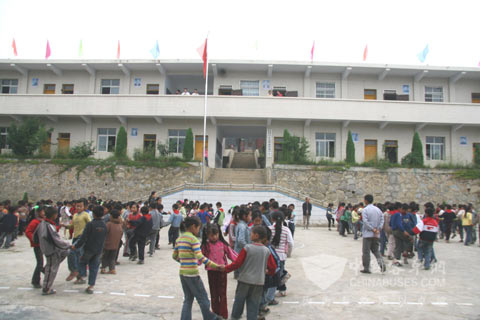 贵州遵义官仓镇海格希望小学孩子们课间在跳校园舞