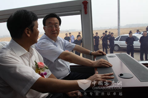 河南省省长郭庚茂参观宇通纯电动旅游观光车