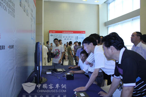 四川与会客户代表纷纷来到体验区了解G-BOS