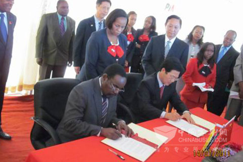 黄松甫和祖库拉分别代表两国政府在移交证书上签字