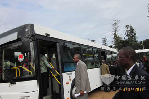总理阿里对宽敞舒适的宇通公交赞不绝口