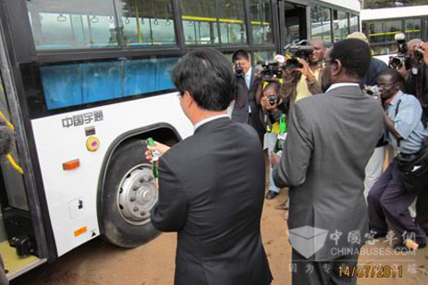 现场人员共同开启香槟,举杯庆祝