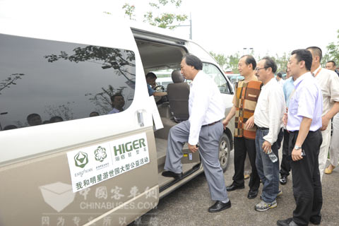 李克俭(毛泽东扮演者)、刘沙(刘少奇扮演者)、王健(任弼时扮演者)踏上海格大海狮