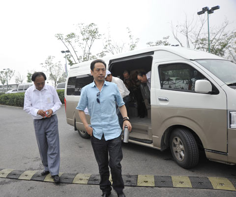 五伟人特型扮演者依次下车