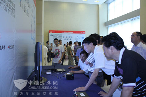 四川与会客户代表纷纷来到体验区了解G-BOS