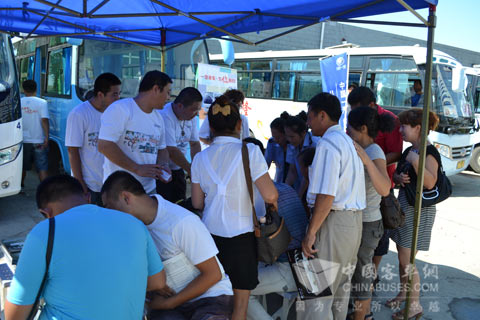 一汽客车2011年度巡展活动第一季活动现场人头攒动