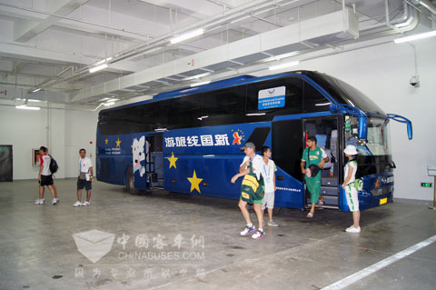 大运会运动员走下海格客车