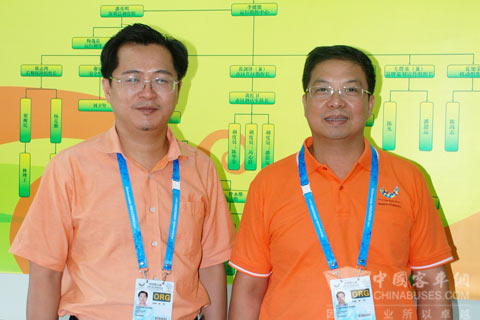 广东省中国旅行社股份有限公司汽车公司总经理钟永祥(右一)副总经理黄剑锋(左一)