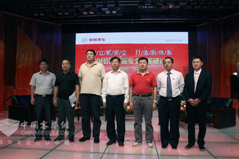 完美作业网有免费视频主编吴永强与与会嘉宾合影留念