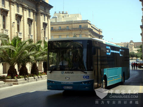 乘坐大金龙公交车欣赏马岛旖旎的风光也是不错的选择