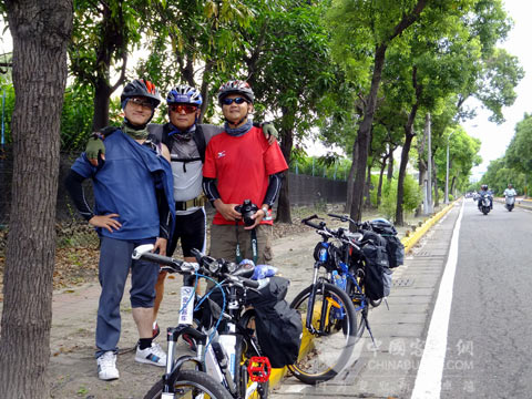 环保低碳的单车运动在台湾非常流行,方卫东沿途遇见不少骑友