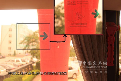 安全锤旁车窗上显眼而且简短易懂的安全锤操作指南
