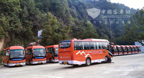 白云山景区里的金旅客车