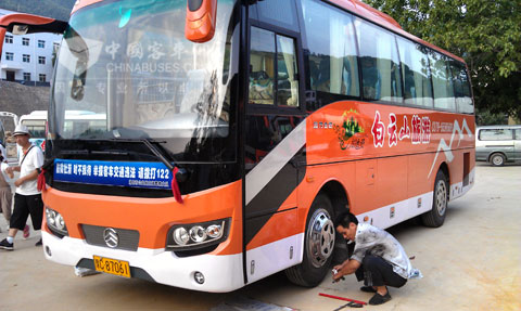 金旅售后人员上门进行车辆维护