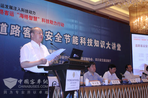 交通运输部党组成员、驻部纪检组组长、中国道路运输协会会长杨利民在四川站活动上讲话