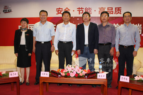 在场嘉宾合影留念