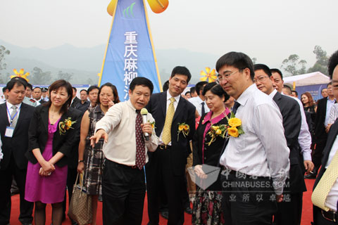 重庆市安监局领导参观恒通加强型安全校车