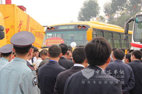 重庆市安监局局长领导参观恒通加强型安全校车