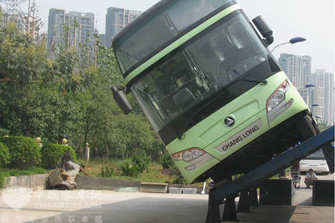 常隆YS6128E4QI型客车在侧翻试验台上与地面倾斜角达到40°