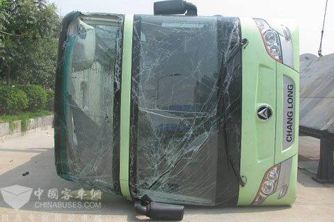 常隆YS6128E4QI型客车侧翻落地后凸显出全承载车身的优势