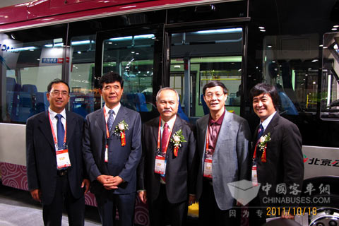 大金龙常务副总经理陈志强(右二)与ANGVA执行董事Lee Giok Seng先生(中)，ANGVA 2011组委会主席赵航(左二)在现场合影