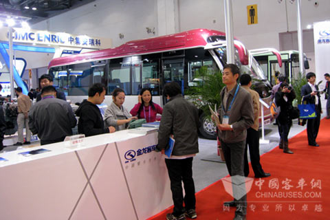 大金龙展台受到现场观众的欢迎