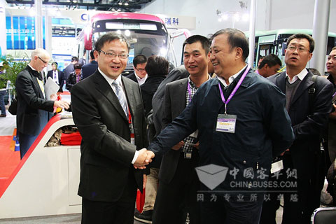 参会嘉宾参观安凯展台