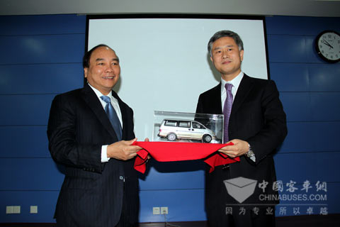 大金龙董事长谷涛向阮春福副总理赠送车模