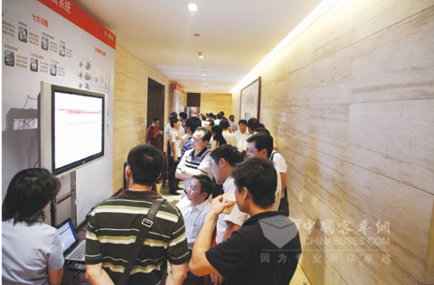 湖南客运企业的代表在观摩G-BOS演示