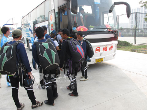 选手们登上欧辉客车