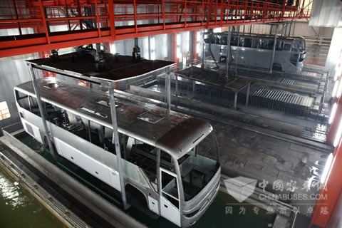 正在进行电泳的车身