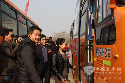 参会领导参观恒通专业助学车