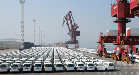 等待装船出海的金龙轻客列成方阵场面壮观