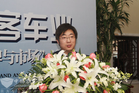 影响中国客车业活动创始人吴永强在主持品牌与市场论坛