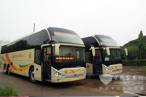 发往智利的13.7米领航，前面装有两个拉美化的大电子路牌