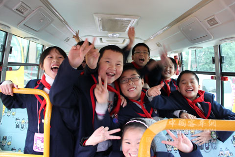 孩子们高兴的登上恒通校车