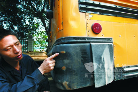 被悍马撞过留下的痕迹